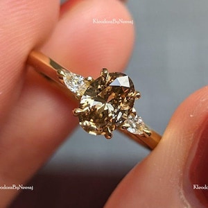1.75 Ctw Oval Cut Braun Moissanite Ring Drei Stein Champagner Moissanite Verlobungsring Diamant Ehering Jahrestag Geschenk für sie VVS1