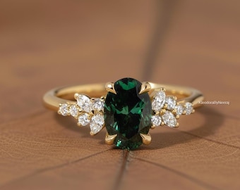 2.50カラット オーバルカット グリーンモアッサナイトリング グリーンオーバルモアッサナイト婚約指輪 クラスターウェディングリング 14Kイエローゴールドダイヤモンドリング（女性用）