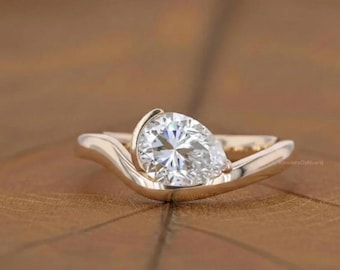 Anillo de compromiso de moissanita talla pera de 1,50 ct. Anillo de moissanita East West. Anillo de boda solitario de moissanita. Anillo de oro amarillo con diamantes engastados en bisel.