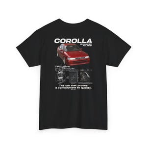 Könnte beinhalten: Schwarzes T-Shirt mit einem roten Toyota Corolla-Autodesign. Das Shirt enthält den Text "COROLLA" und "The car that proves a commitment to quality."