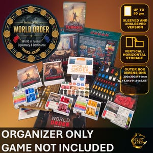 Puede incluir: Un organizador de juego de mesa para World Order: World in Turmoil, con múltiples bandejas de plástico blanco para componentes, fichas de colores y cartas. El conjunto incluye etiquetas, especificaciones de almacenamiento y dimensiones de 300x300x141mm.