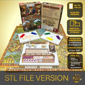 Może przedstawiać: Organizer drukowany w 3D do gry planszowej "A Feast for Odin" z brązową i złotą planszą, białym pudełkiem z fioletowymi i złotymi akcentami oraz białym pudełkiem z brązową i złotą planszą. Organizer został zaprojektowany tak, aby pasował do wszystkich element&oacute;w gry, w tym gry podstawowej, rozszerzenia "Norse Gods", rozszerzenia "East Expansion" i rozszerzenia "Britannia". Organizer został r&oacute;wnież zaprojektowany tak, aby pasował do wszystkich dodatkowych znacznik&oacute;w i żeton&oacute;w. Organizer jest wykonany z wysokiej jakości plastiku drukowanego w 3D i został zaprojektowany tak, aby był trwały i wytrzymały. Organizer został r&oacute;wnież zaprojektowany tak, aby był łatwy w montażu i demontażu. Organizer to świetny spos&oacute;b na utrzymanie gry w porządku i ochronę.