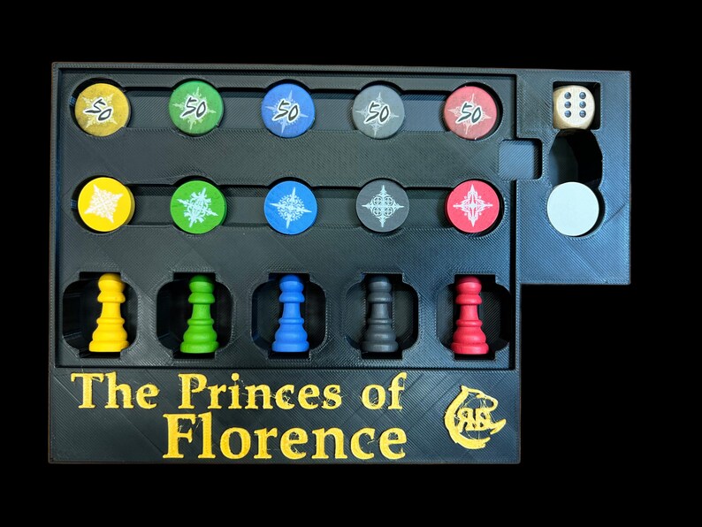 Pu&ograve; includere: Un tabellone da gioco nero con il titolo "The Princes of Florence" e un logo. Il tabellone ha spazi per i pezzi del gioco, tra cui cinque piccoli pezzi gialli, verdi, blu, neri e rossi. Ci sono anche cinque spazi per gettoni con il numero 50 e cinque spazi per gettoni con un disegno a stella.