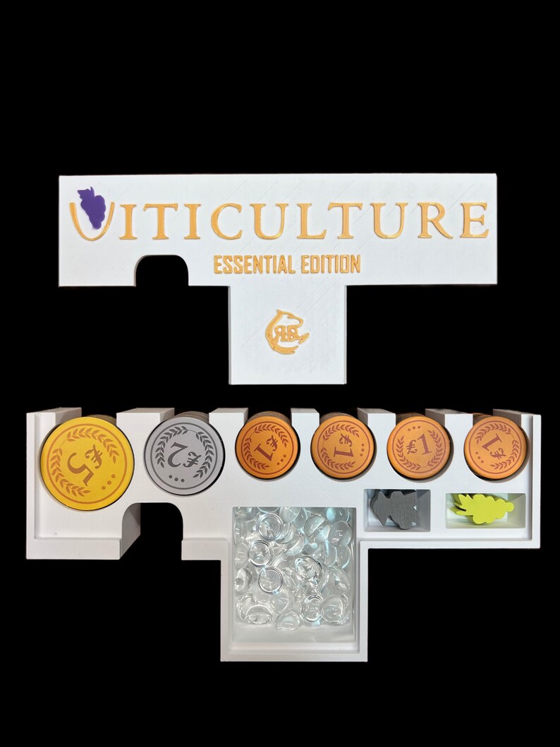 Puede incluir: Organizador de juego blanco con las palabras "Vitiiculture Essential Edition" en la parte superior. El organizador tiene compartimentos para las piezas del juego, incluidas monedas de oro, plata y naranja, as&iacute; como fichas de vidrio transparente.