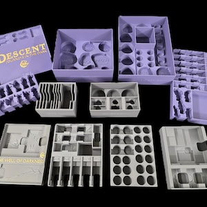 Può includere: Un set di organizzatori per giochi da tavolo in viola chiaro e grigio per Descent: Journeys in the Dark e The Well of Darkness. Il set include diversi vassoi modulari con scomparti personalizzati per pedine, gettoni e carte, con etichette di testo incise.