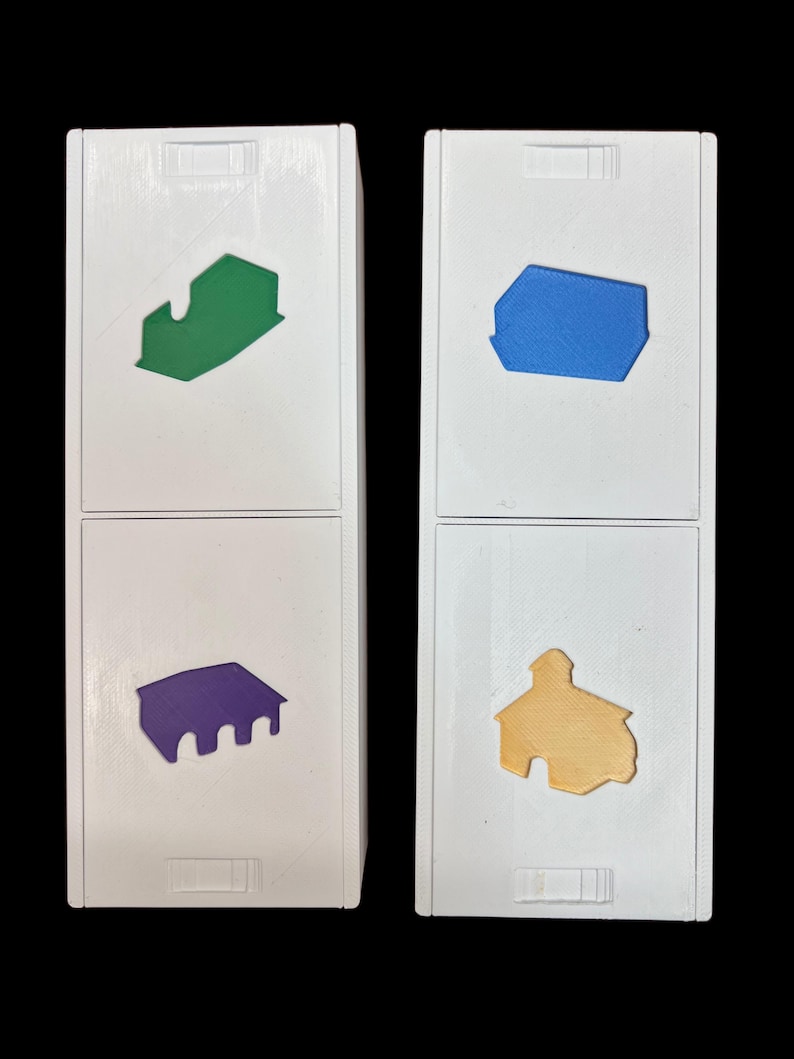 Puede incluir: Dos cajas blancas con diferentes formas de colores en cada lado. La caja superior izquierda tiene una forma de casa verde, la caja superior derecha tiene una forma de casa azul, la caja inferior izquierda tiene una forma de casa morada y la caja inferior derecha tiene una forma de casa amarilla.