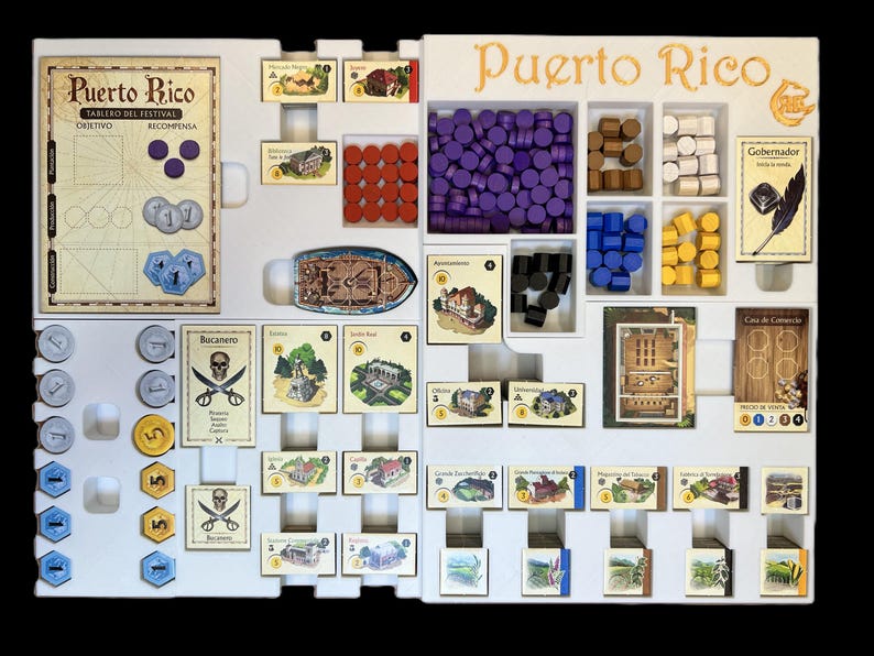Może przedstawiać: Biała plansza do gry z tytułem "Puerto Rico" w złotych literach. Plansza jest podzielona na sekcje z r&oacute;żnymi elementami gry, w tym drewnianymi kostkami, żetonami i kartami. Plansza jest przeznaczona do gry planszowej.