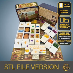 Puede incluir: Una caja blanca con las palabras "Vitiiculture" impresas en ella. La caja est&aacute; abierta y contiene una variedad de piezas de juego, incluidas cartas, fichas y losetas. La caja est&aacute; dise&ntilde;ada para contener un juego de mesa, y las piezas est&aacute;n organizadas de una manera que facilita el almacenamiento y el transporte del juego. La caja tambi&eacute;n est&aacute; etiquetada con las dimensiones del juego, que son 271x220x102mm. La caja est&aacute; dise&ntilde;ada para contener un juego que se puede enfundar con fundas de hasta 100&micro;m.