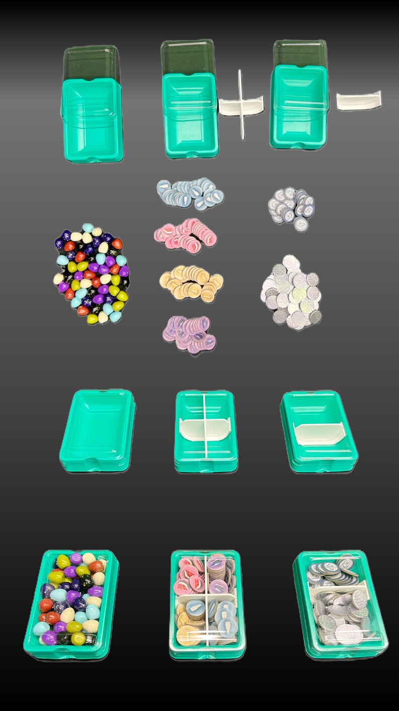 以下が含まれることがあります： 透明な蓋が付いたティールプラスチック容器、さまざまな色のゲームピース、白いゲームディバイダーなど、ボードゲームコンポーネントのコレクション。ピースには、カラフルなビーズ、ピンクと黄色のリング状のトークン、銀色のコインのようなトークンが含まれます。