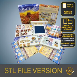 K&ouml;nnte beinhalten: Eine 3D-gedruckte STL-Datei-Version des Brettspiels Barcelona. Die Spielbox ist 29,5 cm x 29,5 cm x 7,8 cm gro&szlig;. Das gr&ouml;&szlig;te Teil ist 22,25 cm gro&szlig;. Das Spiel enth&auml;lt Karten mit H&uuml;llen und kann vertikal oder horizontal gelagert werden.