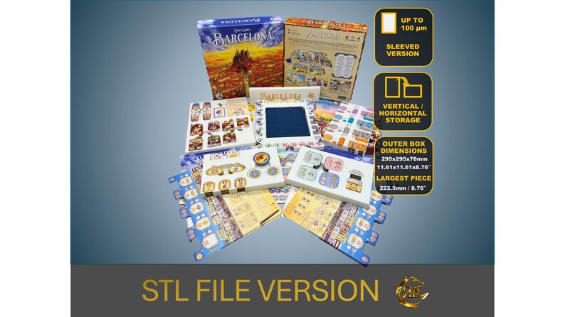K&ouml;nnte beinhalten: Eine 3D-gedruckte STL-Datei-Version des Brettspiels Barcelona. Die Spielbox ist 29,5 cm x 29,5 cm x 7,8 cm gro&szlig;. Das gr&ouml;&szlig;te Teil ist 22,25 cm gro&szlig;. Das Spiel enth&auml;lt Karten mit H&uuml;llen und kann vertikal oder horizontal gelagert werden.