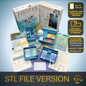 Könnte beinhalten: Das Brettspiel "FINSPAN" wird mit seinen Komponenten gezeigt: Schachteln, blaue Tabletts, Karten und Anleitungen. Text auf dem Bild hebt Funktionen wie "Sleeved and Unsleeved Version" und "Vertical/Horizontal Storage" hervor. Außenbox-Abmessungen: 295x295x72mm.