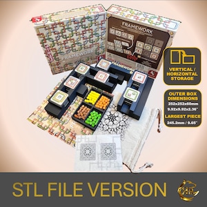 Può includere: Una versione del file STL stampato in 3D del gioco da tavolo Framework. Il tabellone di gioco è in plastica nera e presenta una griglia di quadrati. I pezzi del gioco sono piccoli cubi colorati. La scatola è in cartone e ha un design colorato. Le dimensioni della scatola sono 252 x 252 x 60 mm. Il pezzo più grande è di 245,2 mm.