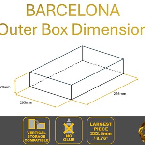 K&ouml;nnte beinhalten: Eine Strichzeichnung einer rechteckigen Box mit in Millimetern beschrifteten Abmessungen. Die Box ist mit "Barcelona Outer Box Dimension" beschriftet. Der Text "Vertical Storage Compatible", "No Glue" und "Largest Piece 222.5mm / 8.76" ist ebenfalls im Bild enthalten.