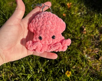 Llavero de calamar de peluche tejido a crochet