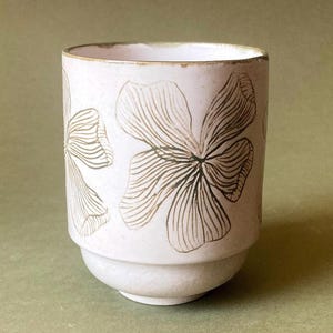 Vintage-Inspired Clay Mug with Delicate Florals - A Must-Have for Nature Lovers