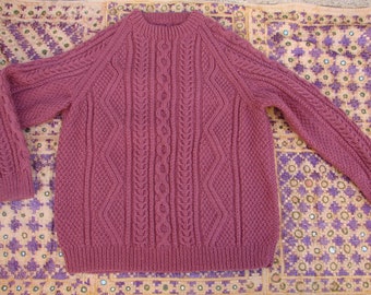 pull ARAN vintage tricoté à la main, pull fait main rose poussiéreux des années 1980, tricot torsadé, oeuvre d'art en tricot, lavable en machine, unisexe