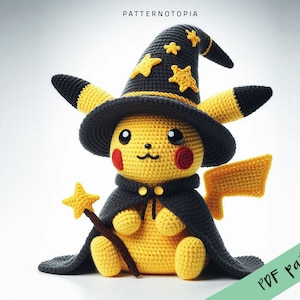 Puede incluir: Un Pikachu de crochet con un sombrero de bruja negro con estrellas amarillas y una capa negra. El Pikachu sostiene una varita marrón y amarilla con una estrella amarilla en la parte superior. La imagen incluye el texto "PDF pattern".