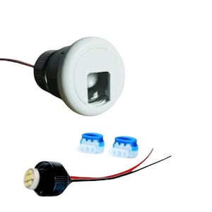 Puede incluir: Un accesorio de luz LED redondo blanco con un recorte cuadrado para la bombilla. El accesorio tiene un cable negro conectado a él. Se incluyen dos conectores de cable blanco con tapas azules. También se incluye una bombilla LED negra con una luz LED blanca.