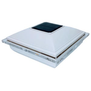 Puede incluir: Luz de cubierta cuadrada blanca alimentada por energía solar con una parte superior de vidrio transparente y un panel solar negro.