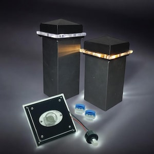 Puede incluir: Dos luces de tapa de poste cuadradas negras con luces LED blancas alrededor del borde superior. También se muestra una luz cuadrada más pequeña con una lente transparente. Se incluyen dos conectores de cable azules.