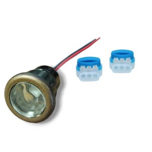 Puede incluir: Una luminaria de color dorado con una lente de vidrio transparente y un cable rojo y negro. Se incluyen dos conectores de cable blanco con tapas azules.