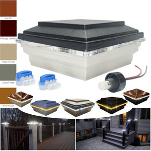 Puede incluir: Un conjunto de cuatro luces cuadradas para tapas de postes con diferentes molduras de colores. Las luces son blancas y las molduras son de cobre, oro, azul y negro. Las luces se muestran instaladas en una terraza de madera y una escalera de madera. Las luces también se muestran con su embalaje y cableado.