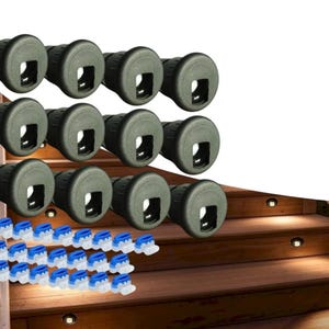 Puede incluir: Un juego de 10 tapas de tomacorriente de plástico negro con una abertura cuadrada en el centro. Las tapas están dispuestas en tres filas. Debajo de las tapas hay 20 conectores de cable blanco y azul. Las tapas se muestran en una escalera de madera con luces que iluminan los escalones.
