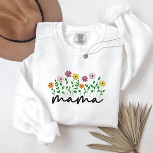 Floral Mama Embroidered Sweatshirt- Embroidery Sweatshirt for Mom- Sweat for Women- Floral Pullover for Wife- Gift for Mommy on Any Occasion