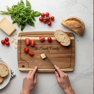 Tabla de cortar personalizada grabada, idea de regalo de cocina, bandeja de embutidos personalizada, monograma, regalo de boda, aniversario, bloque de servir rústico imagen 10