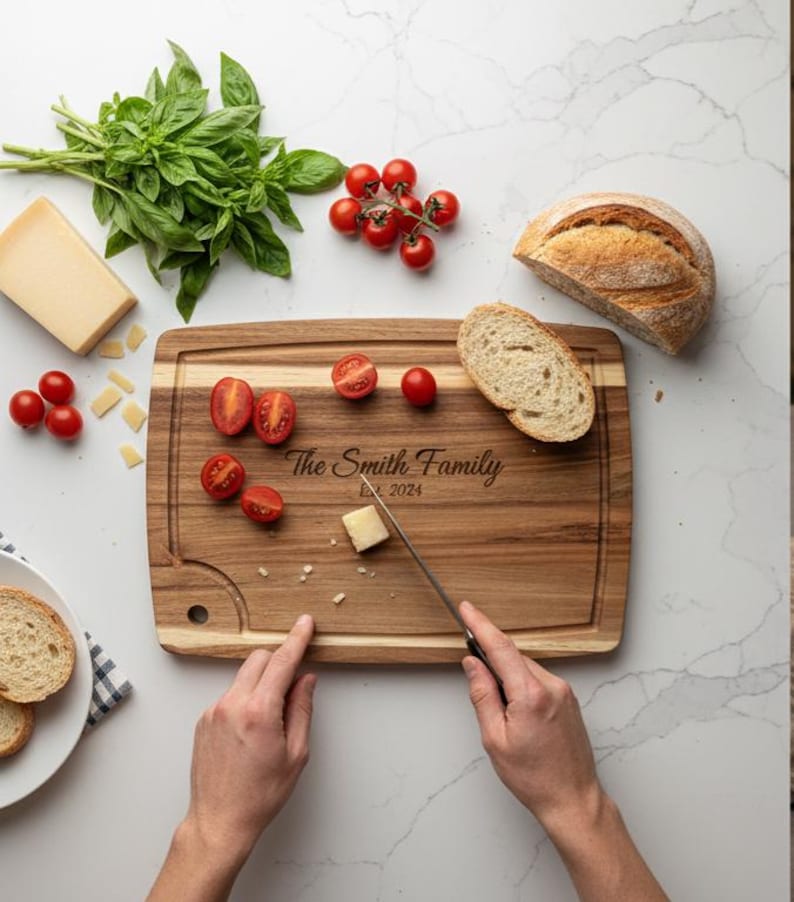 Tabla de cortar personalizada grabada, idea de regalo de cocina, bandeja de embutidos personalizada, monograma, regalo de boda, aniversario, bloque de servir rústico imagen 10