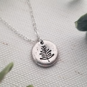 Winzige gestempelte Farnbaumhalskette | minimalistischer Naturschmuck | Farn Schmuck | schlichte Halskette | Geschenk für Ihn im Freien | schönes Geschenk