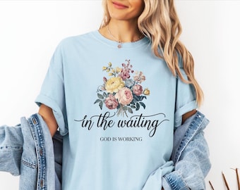 Camisa "Dios está trabajando en la espera" con colores cómodos, camisa cristiana floral vintage, camisa cristiana de sublimación, camisa de flores silvestres, camisa con versículo bíblico.