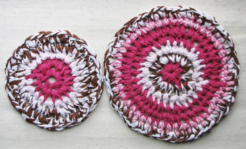 2 round crocheted trivets in eco-friendly t-shirt yarn, 9.5 and 7 diameters, pink and brown combo image 3