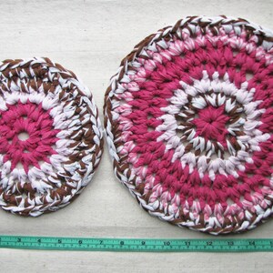 2 round crocheted trivets in eco-friendly t-shirt yarn, 9.5 and 7 diameters, pink and brown combo image 4