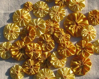 30 yellow satin yo-yo's, assorted sizes, for appliqué or crafts