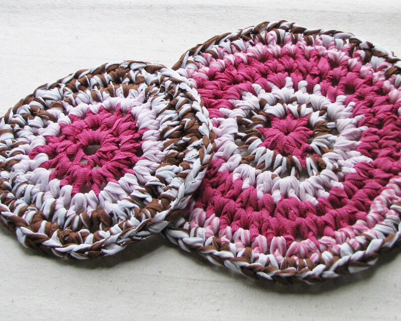 2 round crocheted trivets in eco-friendly t-shirt yarn, 9.5 and 7 diameters, pink and brown combo image 2