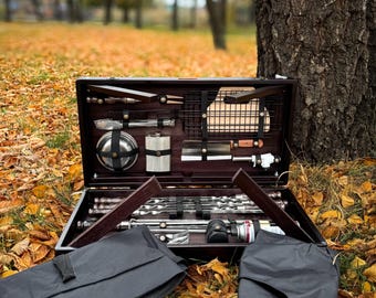Juego de parrilla para barbacoa para 6 personas, brochetas de acero inoxidable, parrilla, hacha, termo, quemador de gas, herramientas para cocinar al aire libre, estuche de madera, kit para picnic y campamento