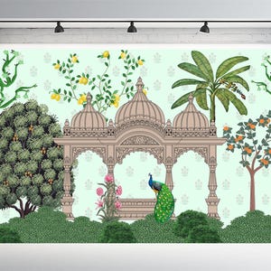 Op de afbeelding: Digitaal geïllustreerde achtergrond met een Indiase paleis-scène met een pauw, weelderig groen en citroenbomen. De achtergrond heeft een lichtgroene achtergrond met een herhalend bloemenpatroon en een witte bakstenen muur.