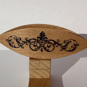 Tatting shuttle with engraved French design 3"