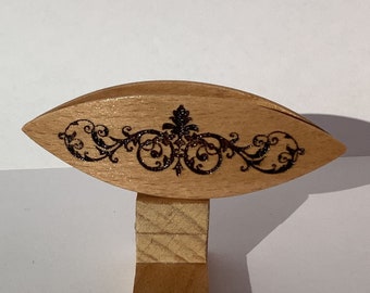 Tatting shuttle with engraved French design 3"