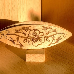 Tatting shuttle with engraved floral