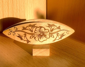 Tatting shuttle with engraved floral