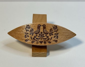 Tatting shuttle with engraved Hungarian pattern 3"