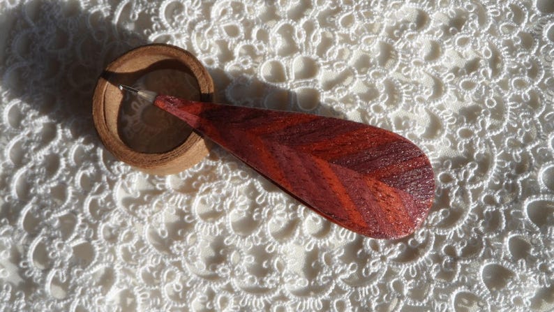 Tatting shuttle rosewood with inlay and 0.75 hook