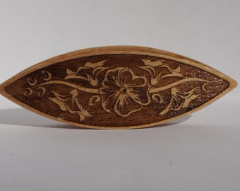 Tatting shuttle with engraved floral design 3" long