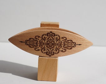 Tatting shuttle with engraved French pattern 3"