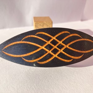 Navette de frivolité avec motif celtique doré 3&quot;