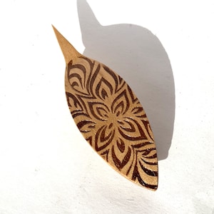 Tatting shuttle with engraved flower w tip 3" long
