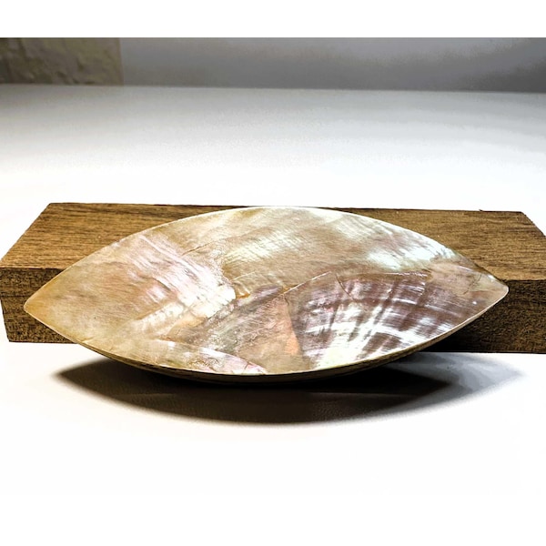 Tatting shuttle with mother of pearl inlay 3 inch long white